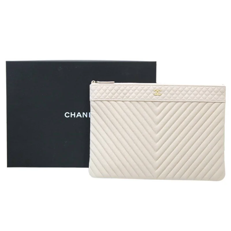 Handle bags with bold stripes for trendiness -Chanel  Clutch Bag (Pre-Owned)