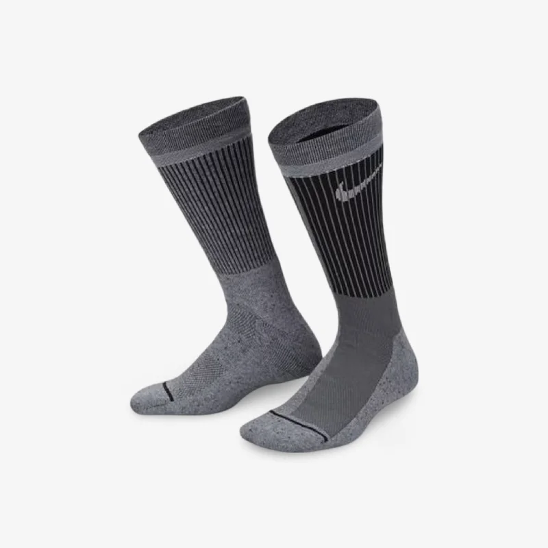 Bold graphic cap for standout fashion flair -(Kids) Nike Everyday Essential Crew Socks (1 Pack) Black / Grey DM7822-084