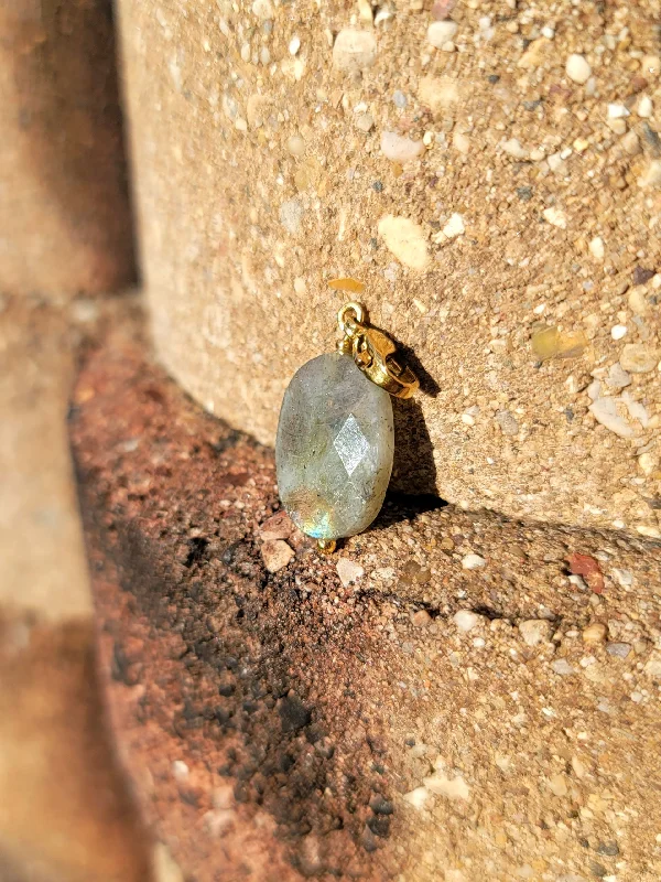 Necklaces and pendants with abstract shapes for a modern, creative appearance-Labradorite Pendant