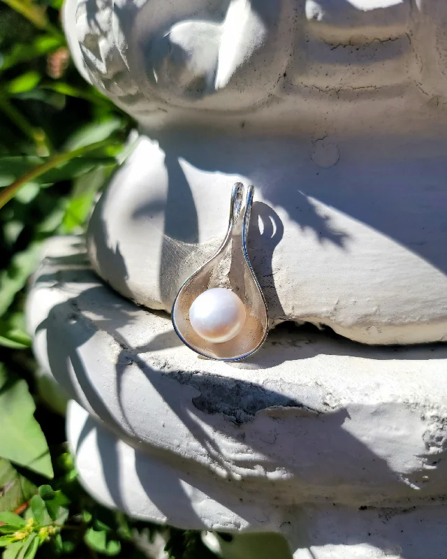 Elegant necklaces and pendants with gold chains for a chic, timeless appearance-Polished Pearl Pendant